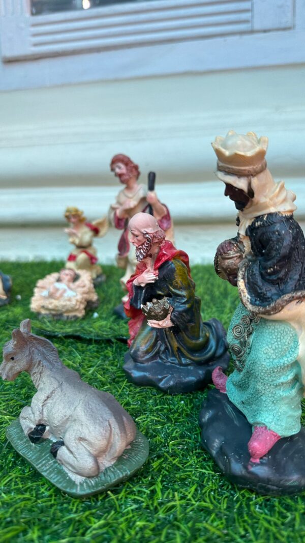 7-Inch Premium Polyresin Nativity Crib Set