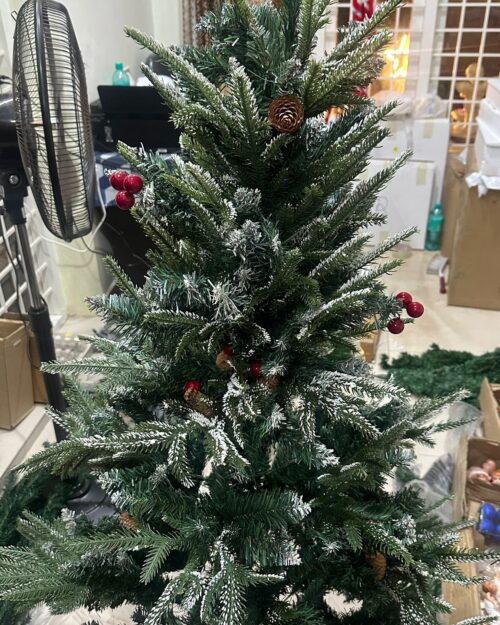 🎄 Premium Snow-Frosted Christmas Tree with Pinecones & Berries – 150 CM (5 Feet)