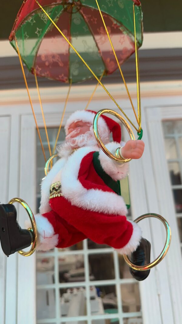 b21af3e0-bef2-4464-944e-870fc2b83877 Parachute Santa Decoration